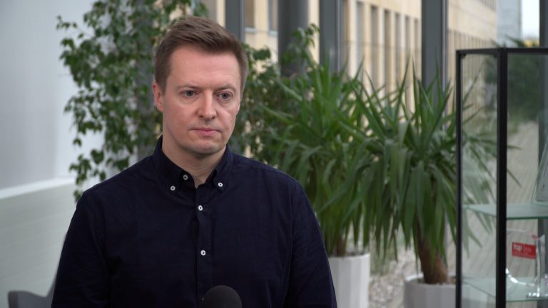 Firmy kurierskie przygotowują się na rekordowy świąteczny szczyt paczkowy. Rosnącą liczbę przesyłek obsłużą nowe terminale i sortownie