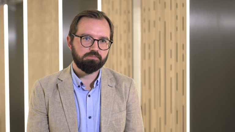 Sieć dróg szybkiego ruchu stopniowo się zagęszcza. Nowe drogi budowane są drożej, ale w wyższym standardzie