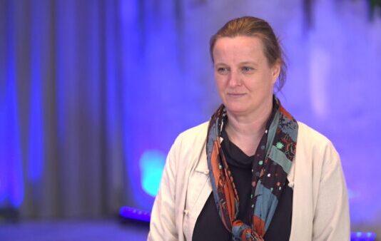 Ograniczenie importu surowców z Rosji przyspiesza transformację energetyczną Europy. Dekarbonizacja może się jednak wiązać z protestami części grup społecznych