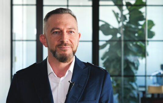 W 2023 roku w życie weszły 553 nowe przepisy dla firm, a ponad tysiąc zmieniło swoje brzmienie. Sztuczna inteligencja pozwala prawnikom nadążyć za zmianami