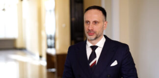 Sejm pracuje nad przepisami ograniczającymi spożycie alkoholu. Zmiany mogą wyeliminować z rynku piwa „zero” i być zagrożeniem dla małego handlu i gastronomii