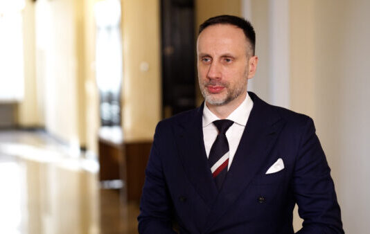 Sejm pracuje nad przepisami ograniczającymi spożycie alkoholu. Zmiany mogą wyeliminować z rynku piwa „zero” i być zagrożeniem dla małego handlu i gastronomii