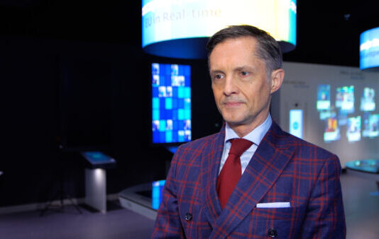 Sztuczna inteligencja może być ratunkiem dla polskiego rynku pracy w obliczu spadającej populacji. Potrzeba jednak nowych kompetencji