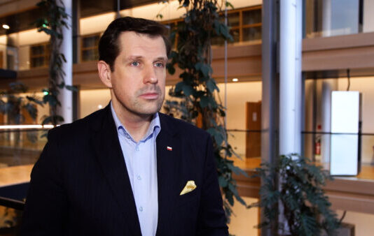 Unia Europejska chce złagodzić AI Act. Na szali konkurencyjność start-upów i małych przedsiębiorców